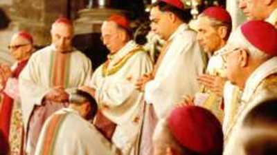 Handauflegung bei Weihbischof Krätzl durch Kardinal König