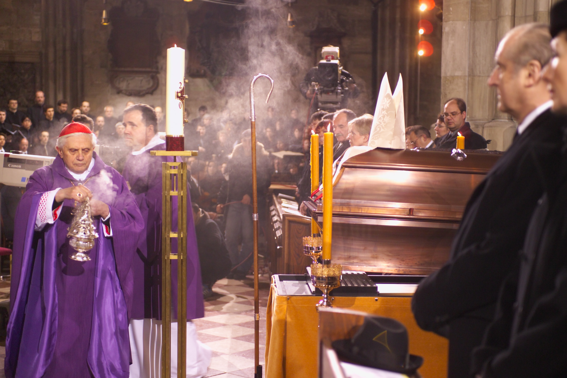 Joseph Ratzinger, Erwin Boff, Thomas Klestil beim Requiem für Kardinal König