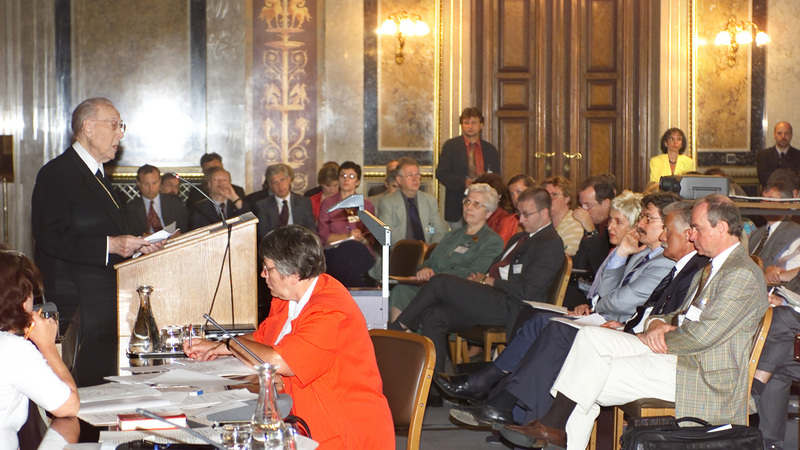 Parlamentarische Enquete über Sterbebegleitung / Euthanasie. Am Rednerpult: Kardinal Franz König (Eröffnungsstatement am 29.5.2001)