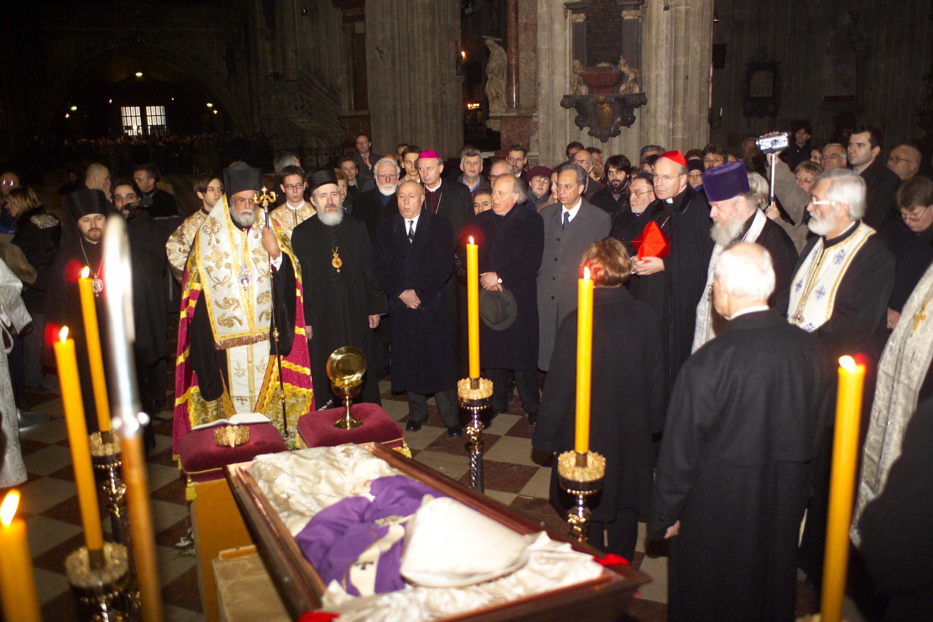 Orthodoxes Totengedenken am Sarg von Kardinal König; Staikos, Hilarion Alfejew, Kardinal Schönborn am 26.3.2004