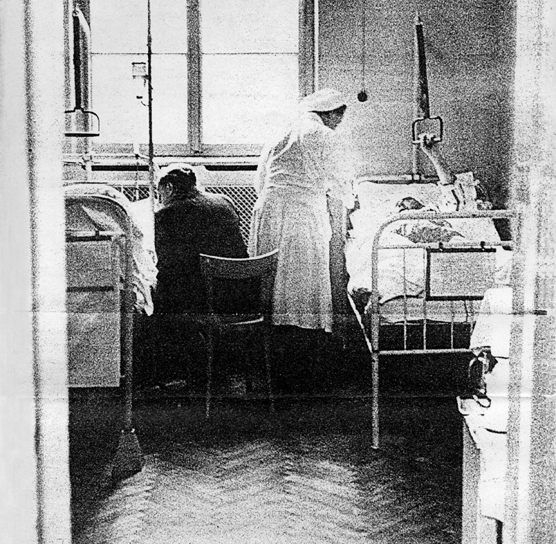 Das Krankenzimmer (Zeitungsfoto in der 'Große Österreichische Illustrierte')